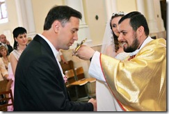 Католическое венчание крест жениху