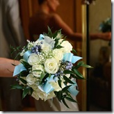 свадебный букет розы в голубом