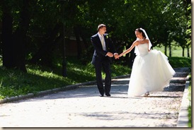 Танец невесты на прогулке